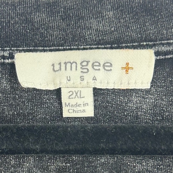 Umgee Charcoal V-Neck Top with Lace Trim Sleeves. Size 2X - Picture 2 of 10